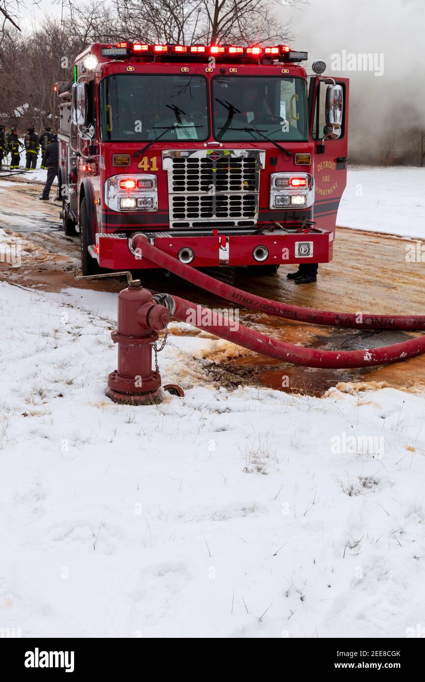 Engine Company 41, con alimentazione agganciata ad idrante, incendio della struttura, Detroit, MI, USA, di James D Coppinger/Dembinsky Photo Assoc Foto Stock