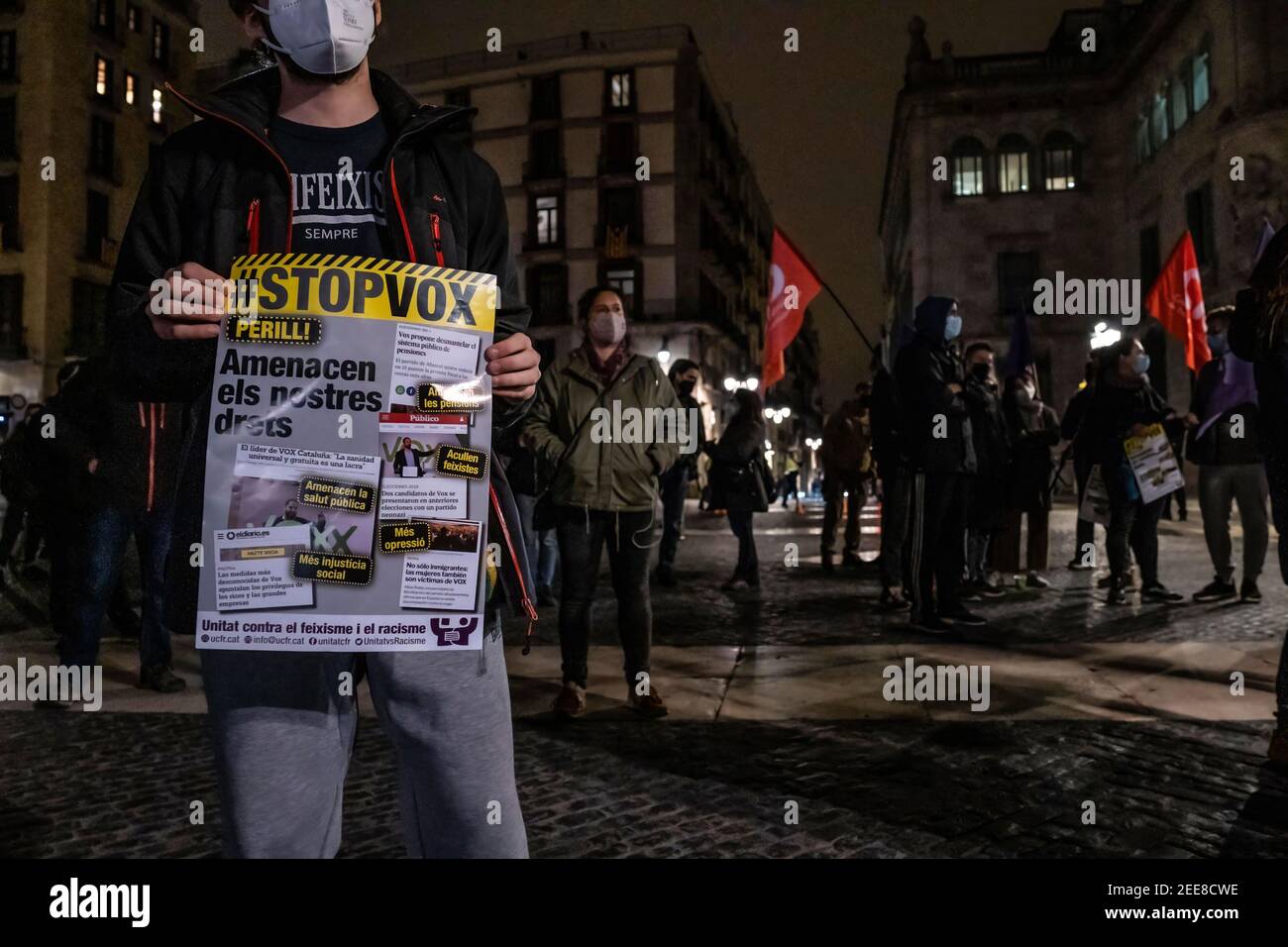 Un protester antifascista che indossa una maschera facciale tiene un cartello con la scritta Stop Vox in Plaza de Sant Jaume durante la dimostrazione. Dopo i buoni risultati elettorali del partito di estrema destra Vox in Catalogna, vari partiti di sinistra e organizzazioni sociali si sono riuniti in Plaza de Sant Jaume per chiedere un parlamento senza la presenza dell'estrema destra. Foto Stock