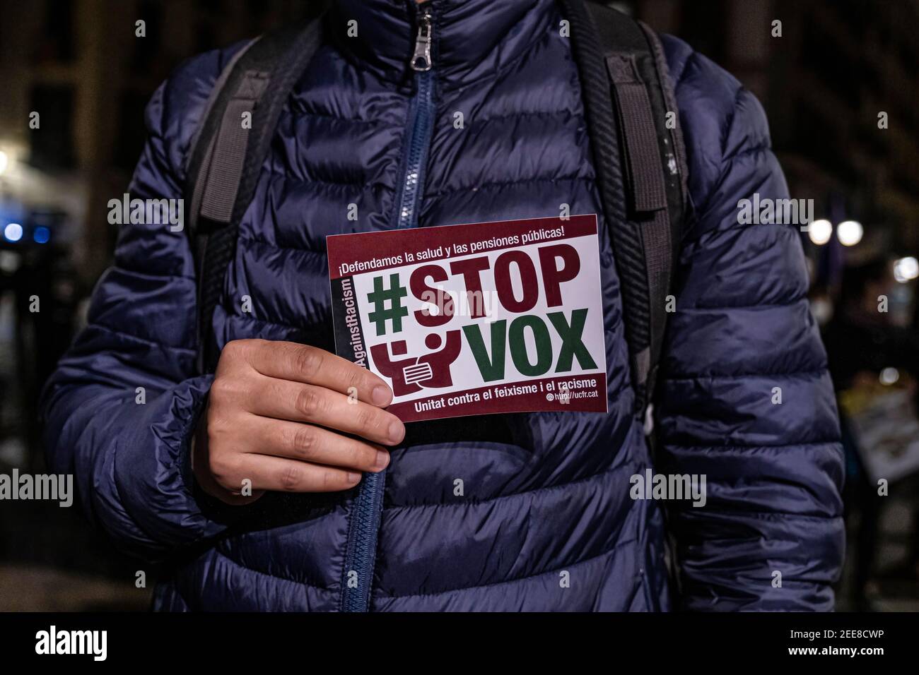 Durante la manifestazione, un manifestante antifascista tiene un cartello con la scritta Stop Vox in Plaza de Sant Jaume. Dopo i buoni risultati elettorali del partito di estrema destra Vox in Catalogna, vari partiti di sinistra e organizzazioni sociali si sono riuniti in Plaza de Sant Jaume per chiedere un parlamento senza la presenza dell'estrema destra. Foto Stock