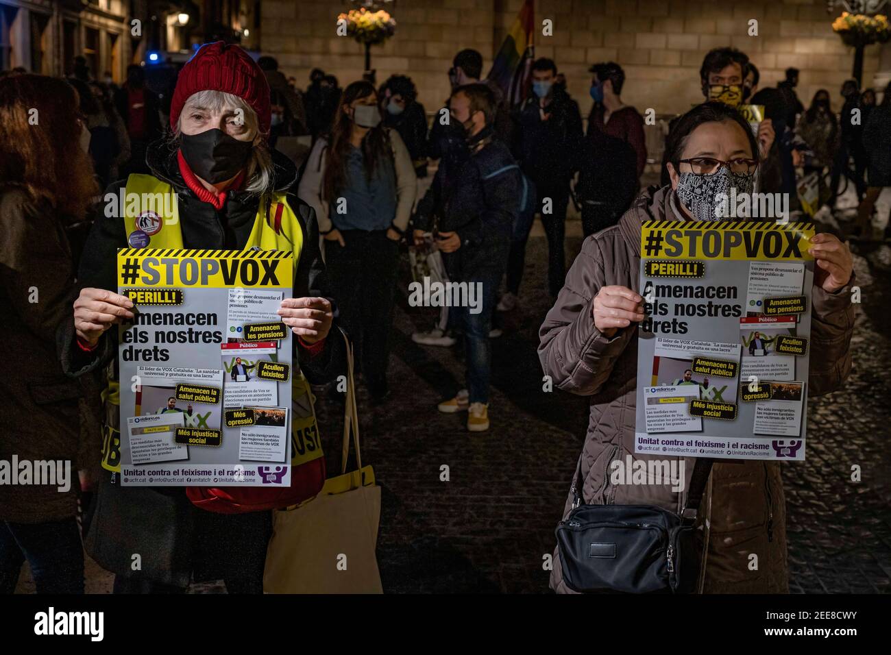 I manifestanti antifascisti che indossano maschere facciali tengono dei cartelli con il messaggio Stop Vox in Plaza de Sant Jaume durante la dimostrazione. Dopo i buoni risultati elettorali del partito di estrema destra Vox in Catalogna, vari partiti di sinistra e organizzazioni sociali si sono riuniti in Plaza de Sant Jaume per chiedere un parlamento senza la presenza dell'estrema destra. Foto Stock