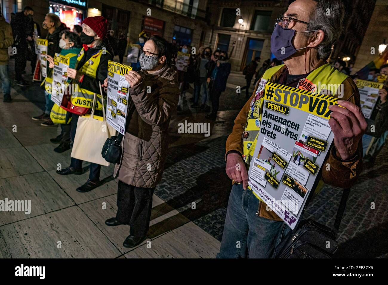 I manifestanti antifascisti che indossano maschere facciali tengono dei cartelli con il messaggio Stop Vox in Plaza de Sant Jaume durante la dimostrazione. Dopo i buoni risultati elettorali del partito di estrema destra Vox in Catalogna, vari partiti di sinistra e organizzazioni sociali si sono riuniti in Plaza de Sant Jaume per chiedere un parlamento senza la presenza dell'estrema destra. Foto Stock