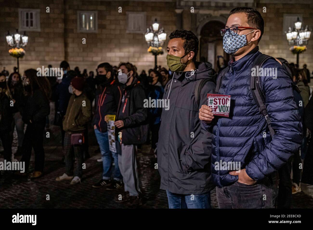 I manifestanti antifascisti che indossano maschere facciali tengono dei cartelli con il messaggio Stop Vox in Plaza de Sant Jaume durante la dimostrazione. Dopo i buoni risultati elettorali del partito di estrema destra Vox in Catalogna, vari partiti di sinistra e organizzazioni sociali si sono riuniti in Plaza de Sant Jaume per chiedere un parlamento senza la presenza dell'estrema destra. Foto Stock