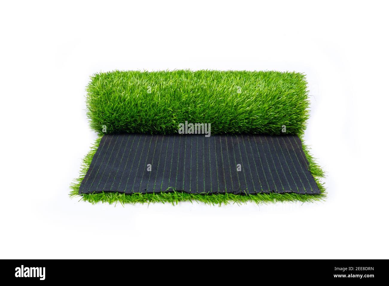 erba verde, rotolo di erba artificiale, rivestimento isolato su sfondo bianco Foto Stock
