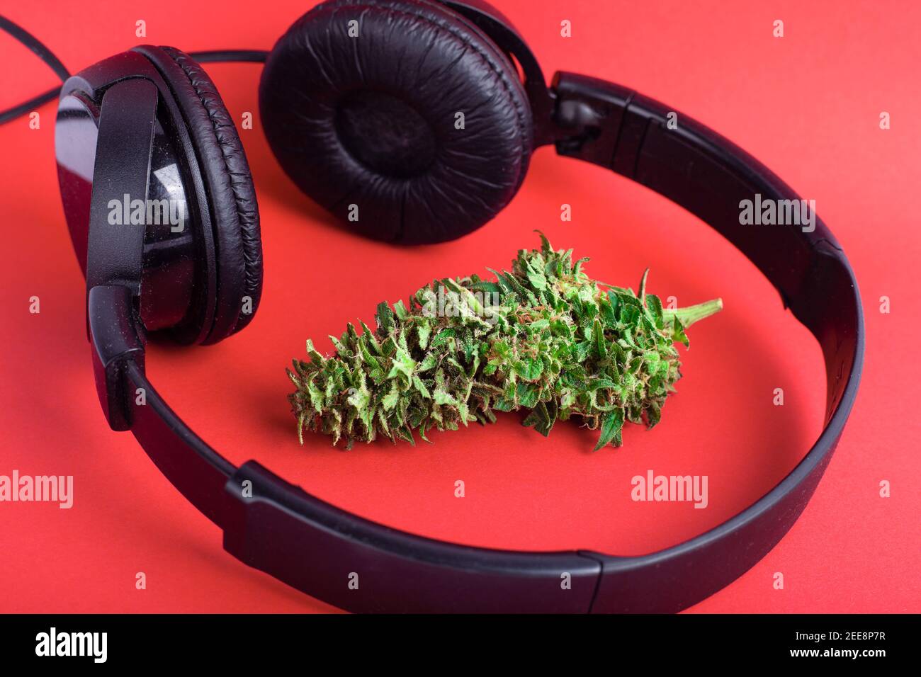 marijuana bud e auricolare, cannabis ricreativa e musica rap Foto Stock