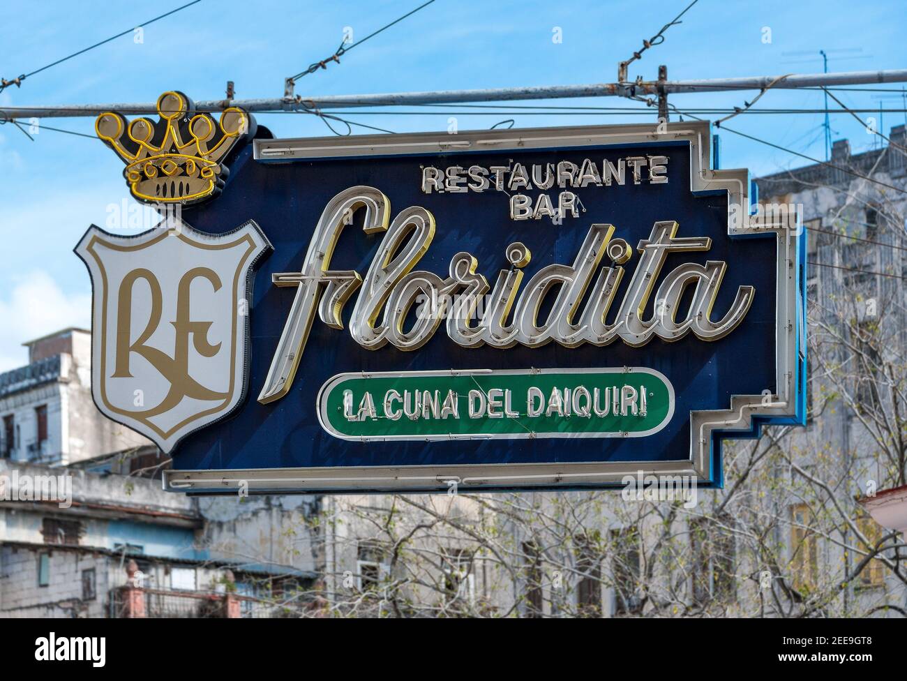 Bar Ristorante Floridita spento insegna al neon. Gli edifici di vecchia costruzione sullo sfondo.El Floridita è uno storico ristorante di pesce e un cocktail bar molto laborato Foto Stock Bar Ristorante Floridita spento insegna al neon. Gli edifici di vecchia costruzione sullo sfondo.El Floridita è uno storico ristorante di pesce e un cocktail bar molto laborato Foto Stock
