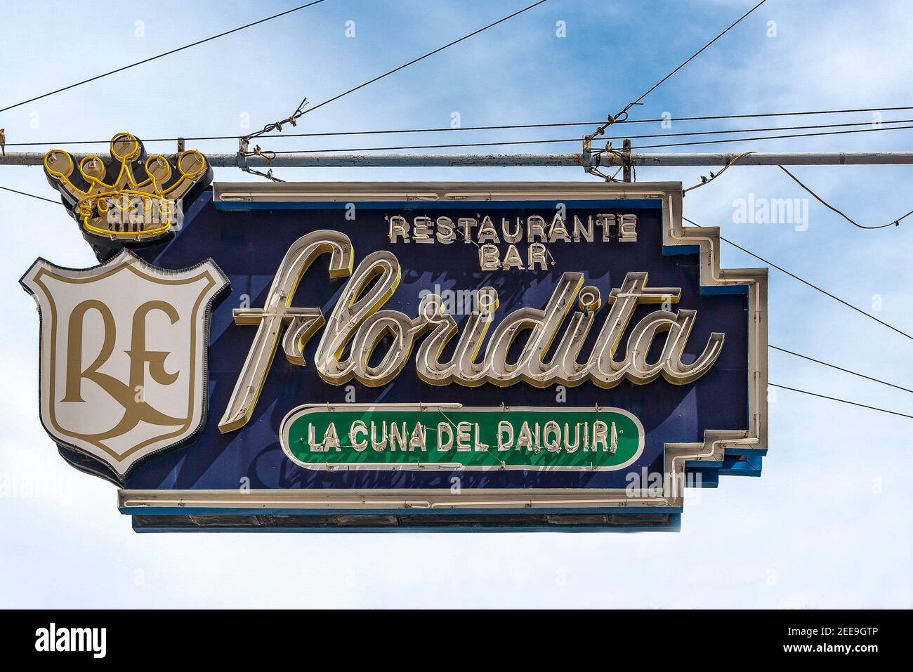 Bar Ristorante Floridita spento insegna al neon. Gli edifici di vecchia costruzione sullo sfondo.El Floridita è uno storico ristorante di pesce e un cocktail bar molto laborato Foto Stock Bar Ristorante Floridita spento insegna al neon. Gli edifici di vecchia costruzione sullo sfondo.El Floridita è uno storico ristorante di pesce e un cocktail bar molto laborato Foto Stock
