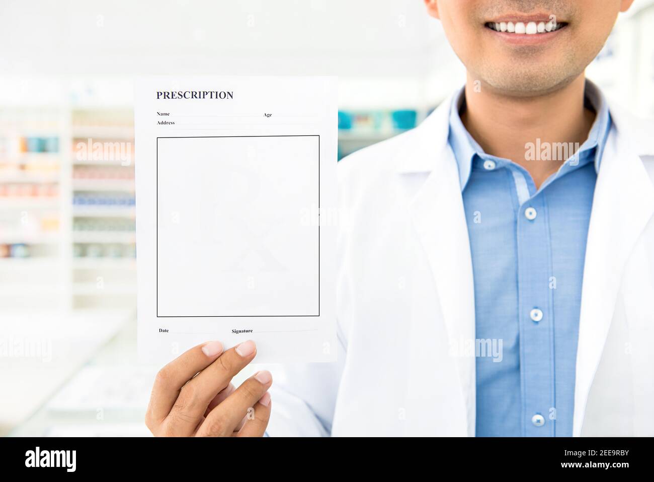 Farmacista che mostra carta da prescrizione vuota in farmacia Foto Stock