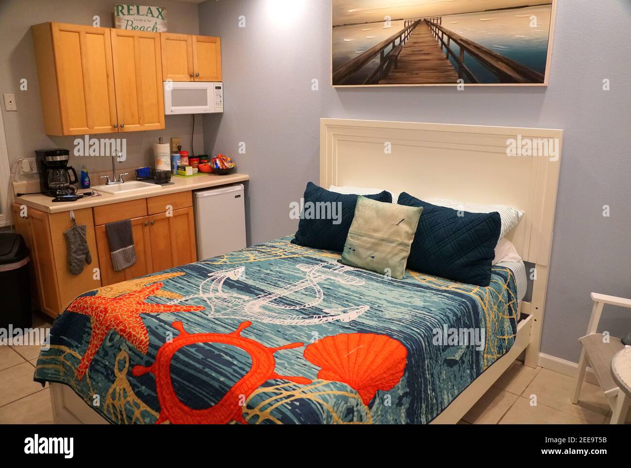 Madeira Beach, Florida, U.S.A - 14 febbraio 2021 - il monolocale con belle decorazioni sulla spiaggia e angolo cottura Foto Stock