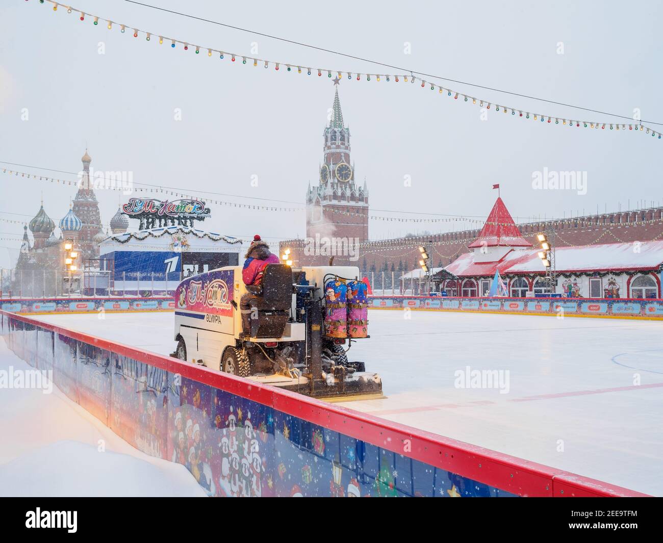 Mosca. Russia. 12 febbraio 2021. La Piazza Rossa. Un'auto pulisce la neve e lucida il ghiaccio sulla pista di pattinaggio del grande magazzino principale su un Foto Stock