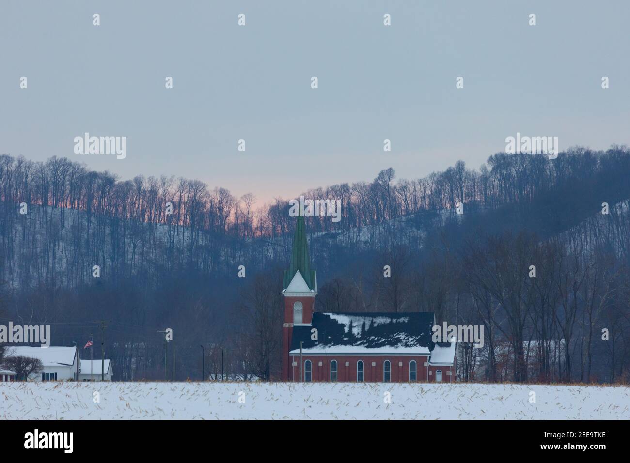 La Chiesa luterana di Wegan (Sinodo del Missouri) nella contea di Jackson, IN prossimità del tramonto su un pomeriggio coperto di neve. Foto Stock La Chiesa luterana di Wegan (Sinodo del Missouri) nella contea di Jackson, IN prossimità del tramonto su un pomeriggio coperto di neve. Foto Stock