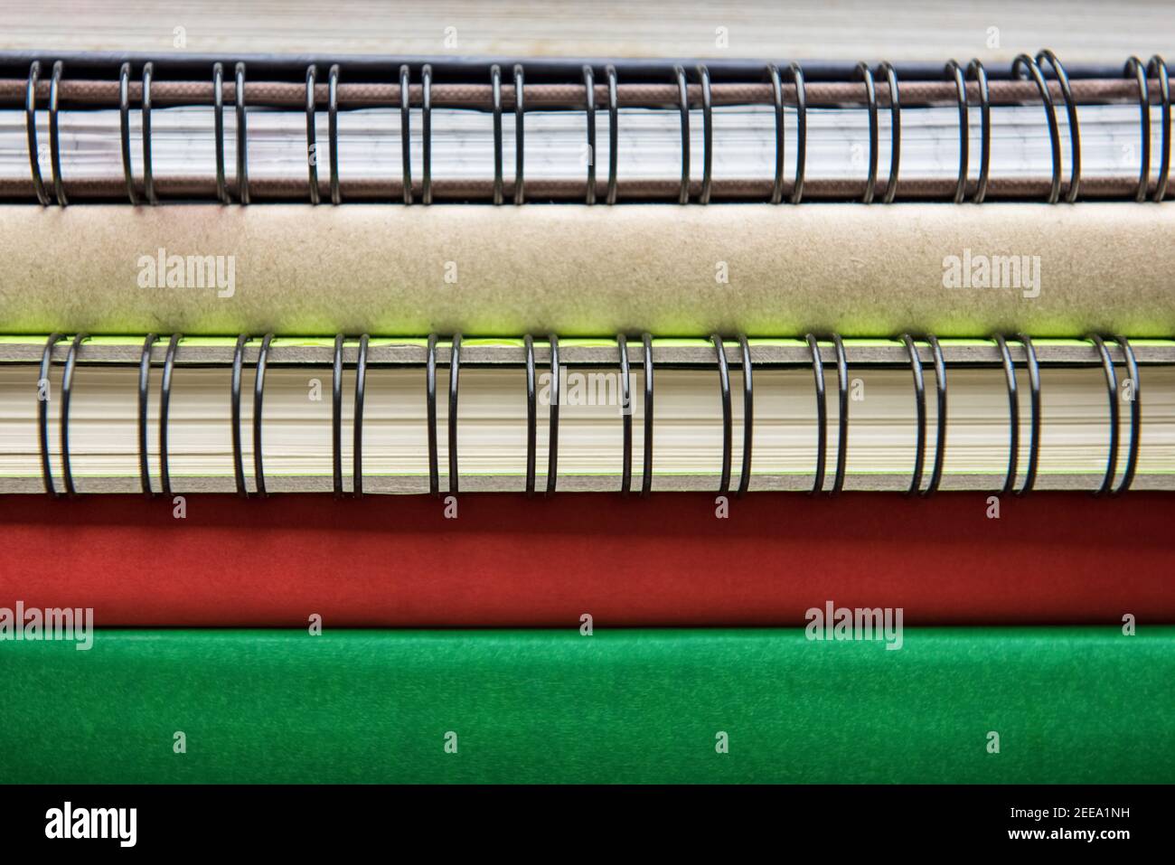 Spine di libri e blocchi appunti in pila, primo piano Foto Stock