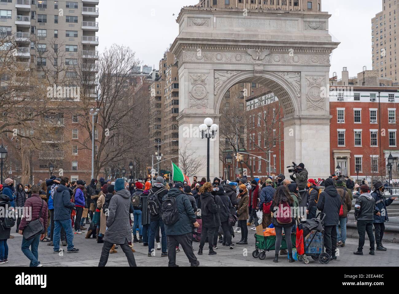 NEW YORK, NY - FEBBRAIO 15: I manifestanti si riuniscono a Washington Square durante una protesta di abolire ICE (immigrazione e applicazione doganale) il 15 febbraio 2021 a New York City. Liberateli tutti abolendo LA COALIZIONE DI GHIACCIO ha marciato per Javier Castillo Maradiaga attraverso il centro di New York City. Il Sig. Maradiaga, un Bronx di 27 anni che ha vissuto negli Stati Uniti da quando aveva 7 anni, è stato stabilito per essere deportato dall'immigrazione e dalle forze dell'ordine degli Stati Uniti (ICE). Foto Stock