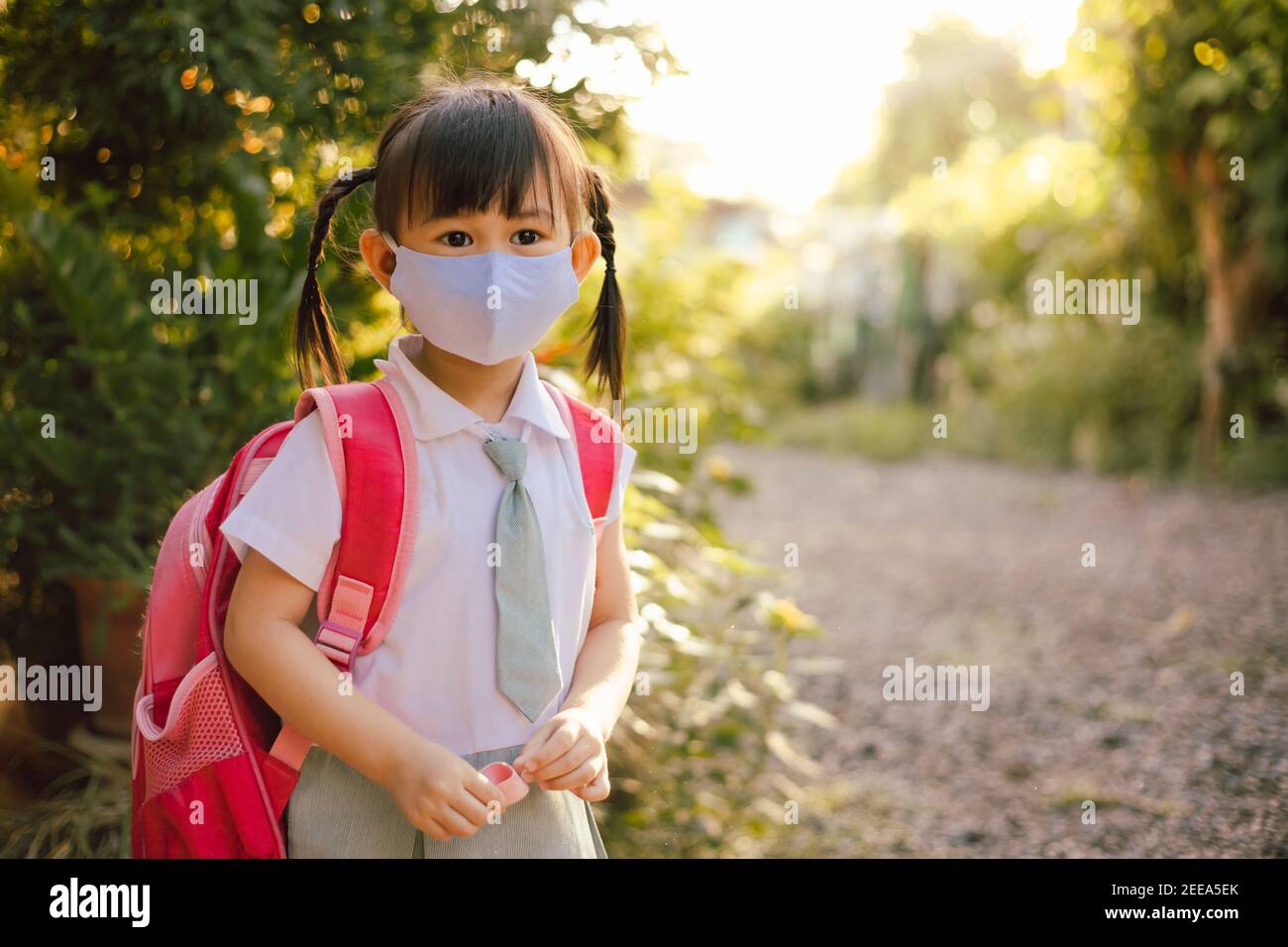 I bambini indossano una maschera per la protezione da virus e inquinamento atmosferico. Prevenzione mediante maschera per ridurre la diffusione del coronavirus (covid-19) pandemia. Foto Stock