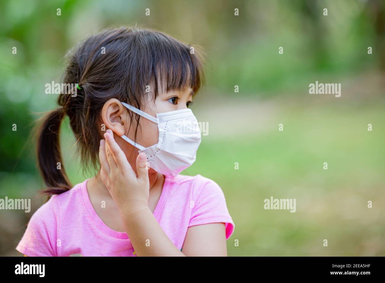 I bambini indossano una maschera per la protezione da virus e inquinamento atmosferico. Prevenzione mediante maschera per ridurre la diffusione del coronavirus (covid-19) pandemia. Foto Stock