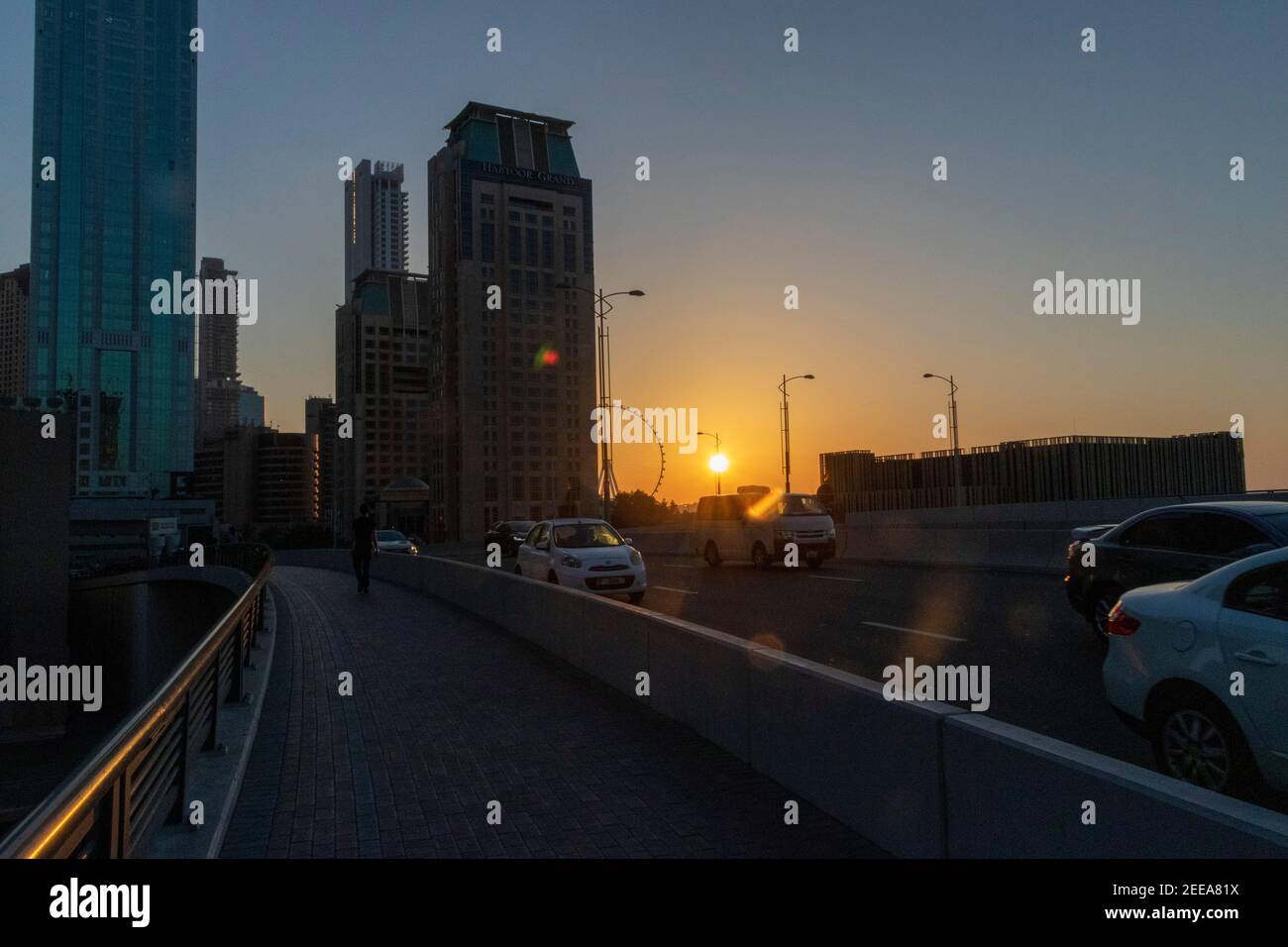 Dubai, Emirati Arabi Uniti - 02.14.2021 spettacolare tramonto a Dubai Marina, vista parziale di una Ain Dubai, la ruota panoramica più grande del mondo Foto Stock