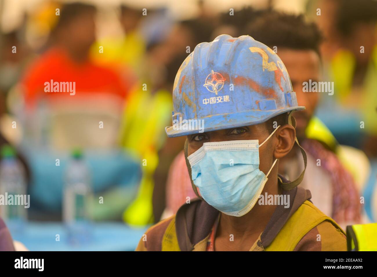 Pechino, Cina. 14 Feb 2021. Un lavoratore della China Communications Construction Company partecipa alla cerimonia di ringraziamento del progetto Meskel Square ad Addis Abeba, Etiopia, il 14 febbraio 2021. Credit: Michael Tewelde/Xinhua/Alamy Live News Foto Stock