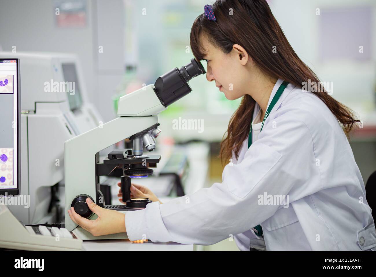 Medico che lavora per analizzare campioni di sangue in laboratorio di ricerca scientifica. Concetto di chimica biologica ematologia HIV. Foto Stock