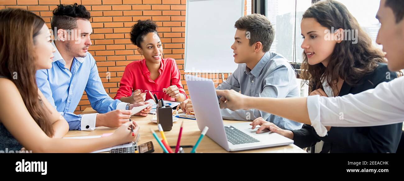 Gruppo di business team multietnico brainstorming e discutere progetto in sala riunioni presso l'ufficio, banner panoramico Foto Stock