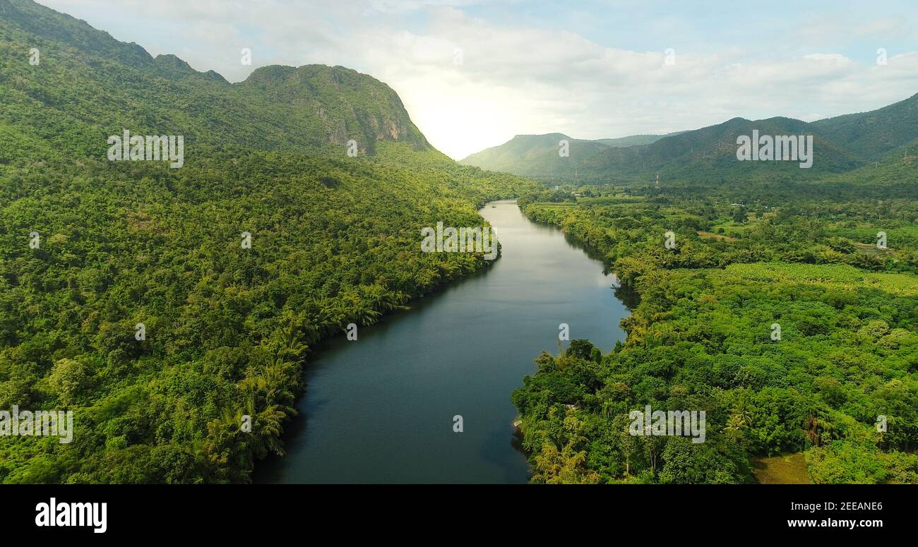 Splendido paesaggio naturale del fiume nel sud-est asiatico foresta tropicale con montagne sullo sfondo, vista aerea drone shot Foto Stock