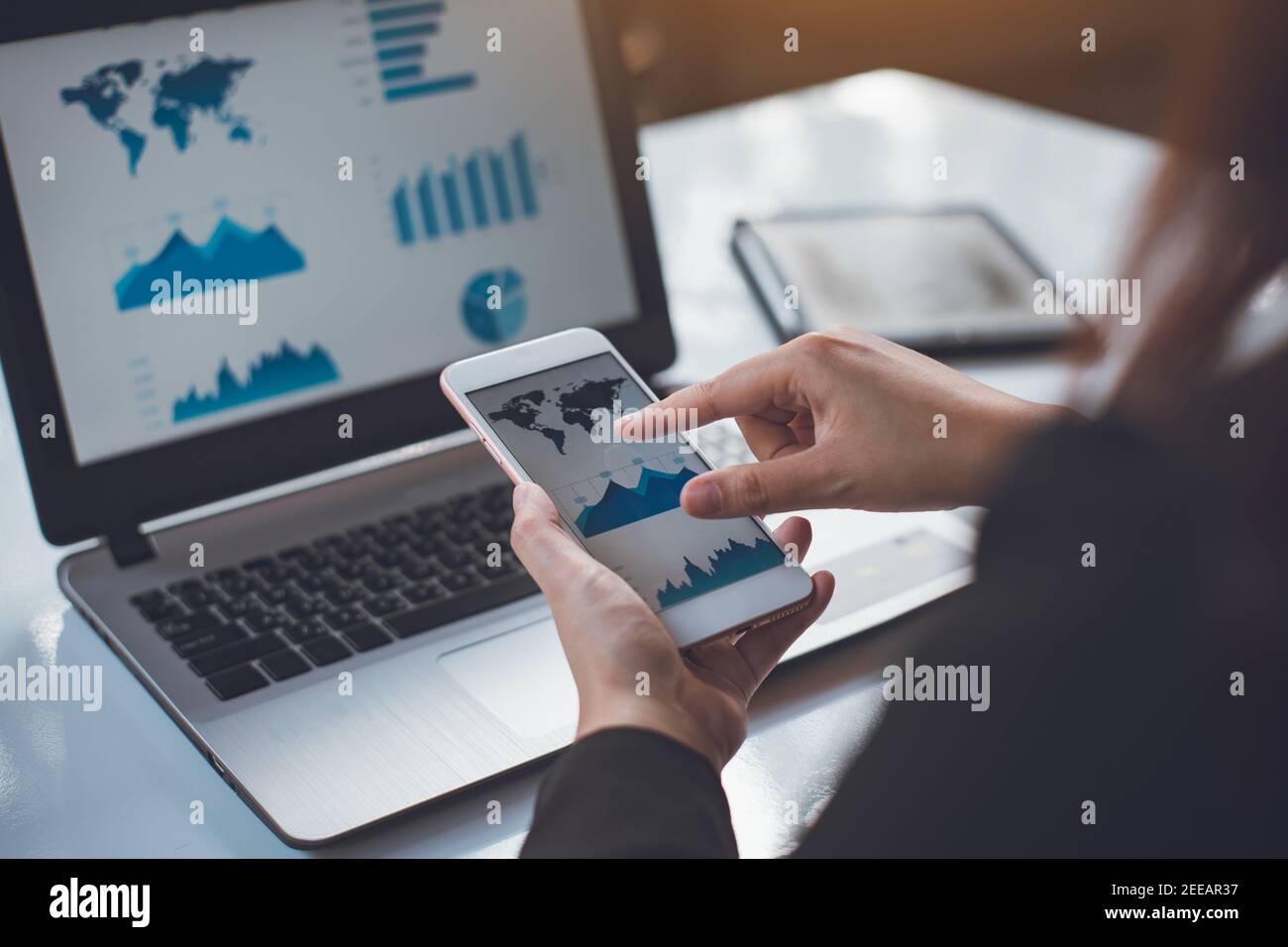 Business uomo d'affari investimento contabilità analisi aziendale bilancio bilancio bilancio di esercizio con grafici grafico risultato grafico. Foto Stock