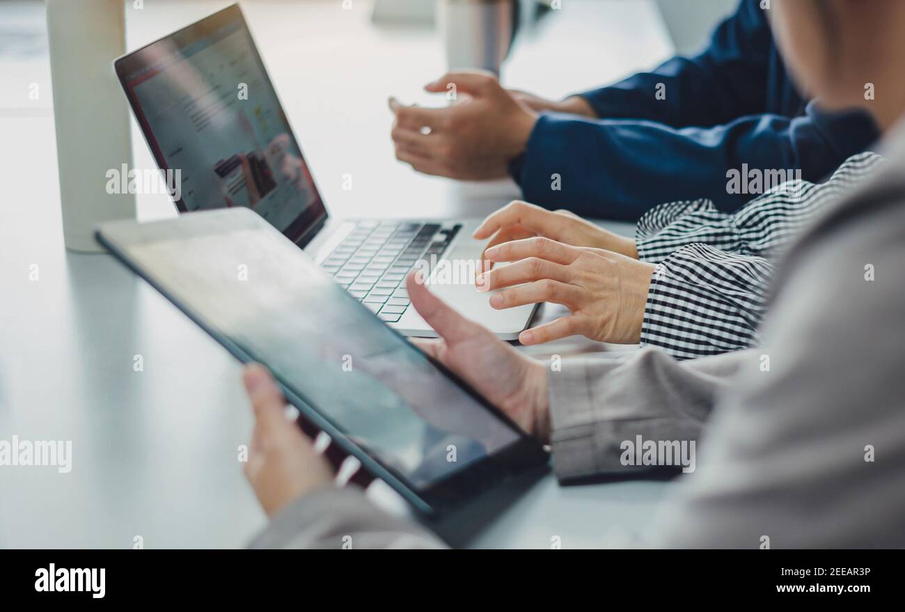 il personale di affari consulta analizzare il risultato del flusso di cassa finanziario dell'azienda. Concetto per riunioni aziendali di lavoro di squadra e fondo economico Foto Stock