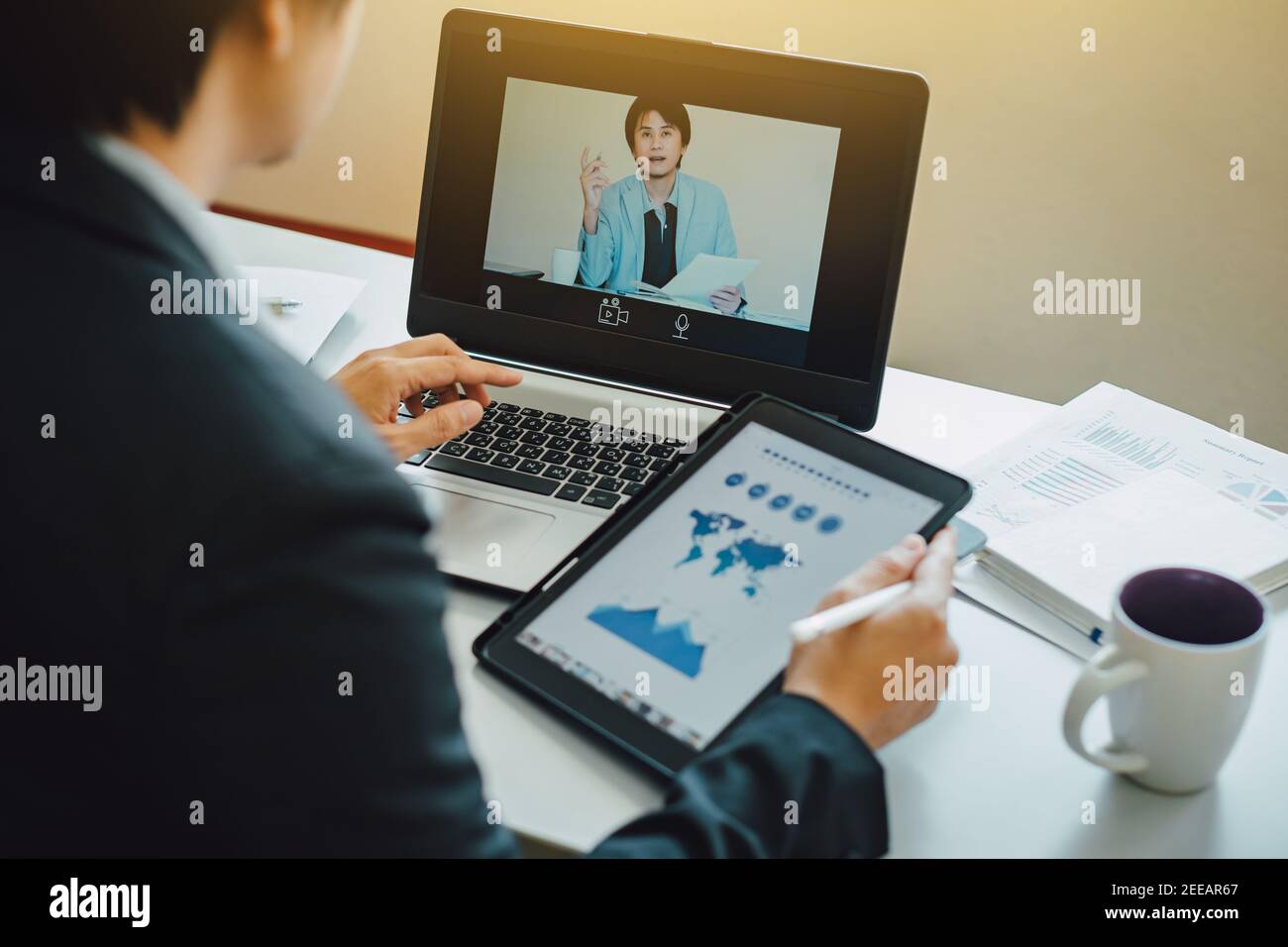 uomo d'affari che lavora in videoconferenza secondo quarantena. Il lavoro a casa da internet è utile per prevenire il coronavirus (covid-19) andemico. Foto Stock