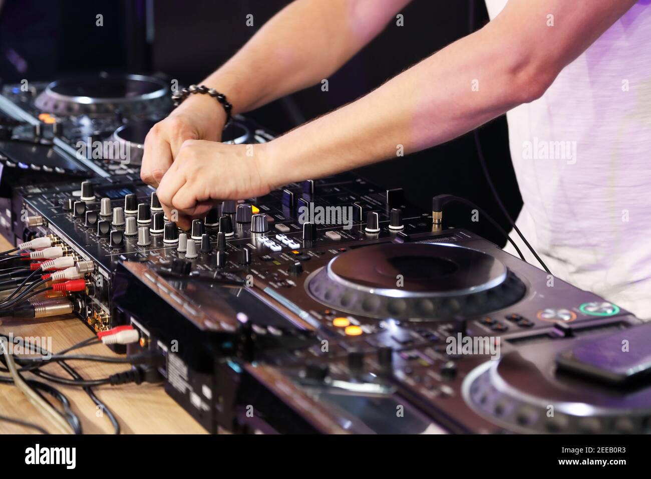 DJ che riproduce musica sul controller mixer digitale. Messa a fuoco selettiva. Foto Stock