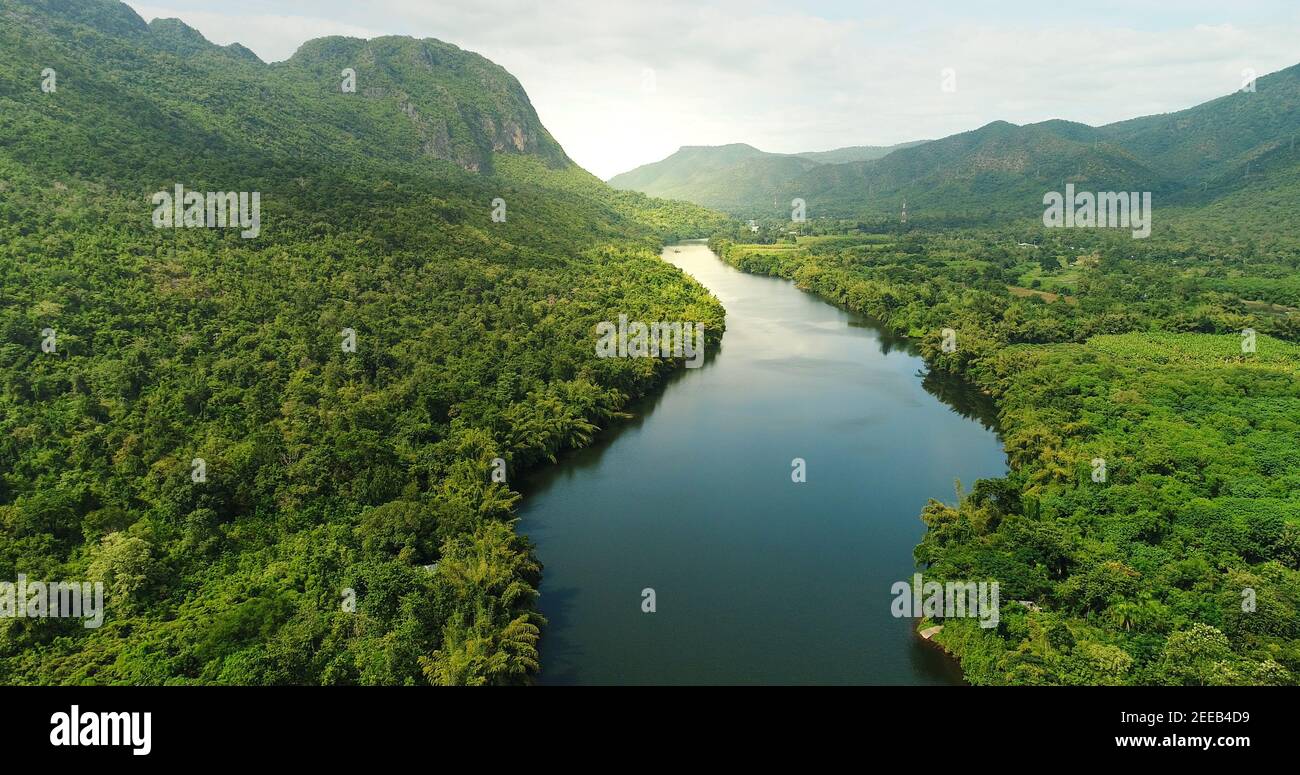 Splendido paesaggio naturale del fiume nel sud-est asiatico foresta tropicale con montagne sullo sfondo, vista aerea drone shot Foto Stock