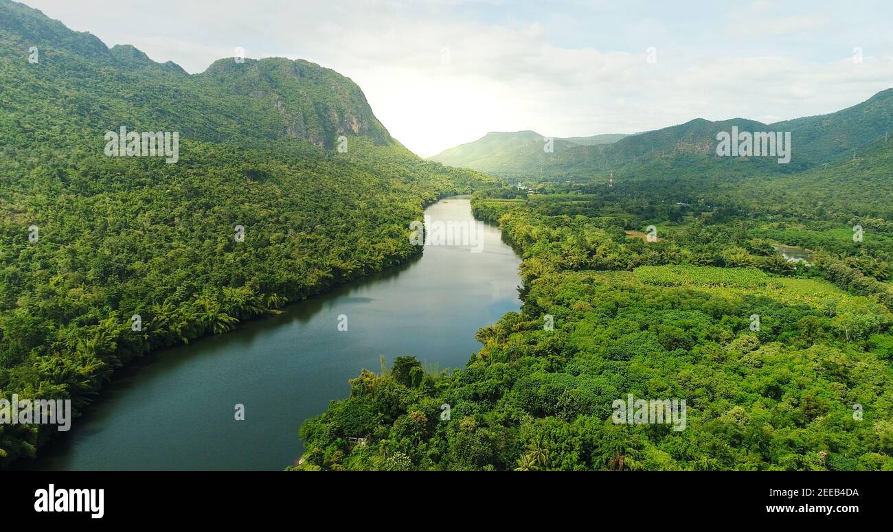 Splendido paesaggio naturale del fiume nel sud-est asiatico foresta tropicale con montagne sullo sfondo, vista aerea drone shot Foto Stock
