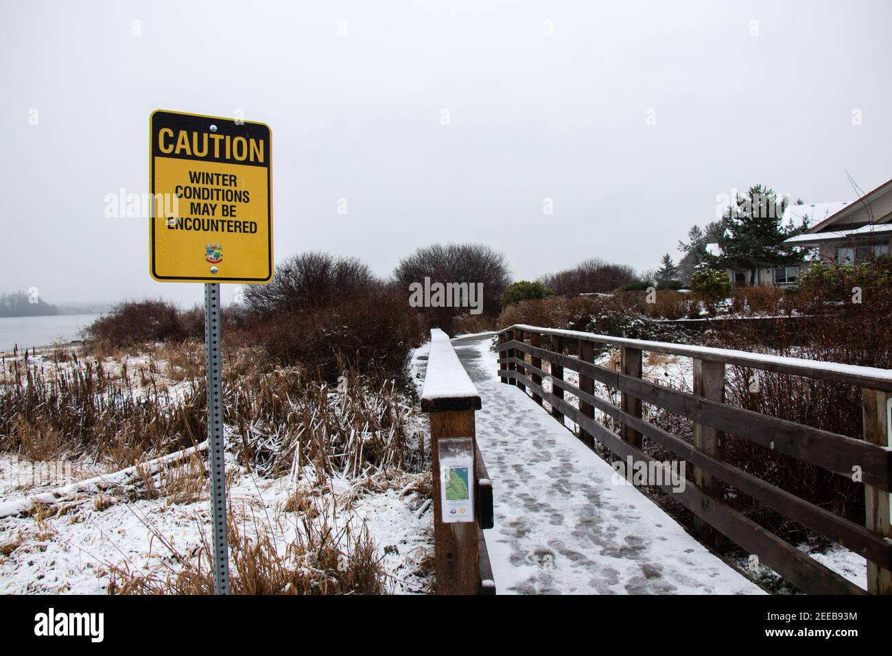 Courtenay, Canada - Gennaio 24,2021: Vista del segno le condizioni invernali possono essere incontrate con la neve sullo sfondo. Percorso lungo il fiume Courtenay. Foto Stock