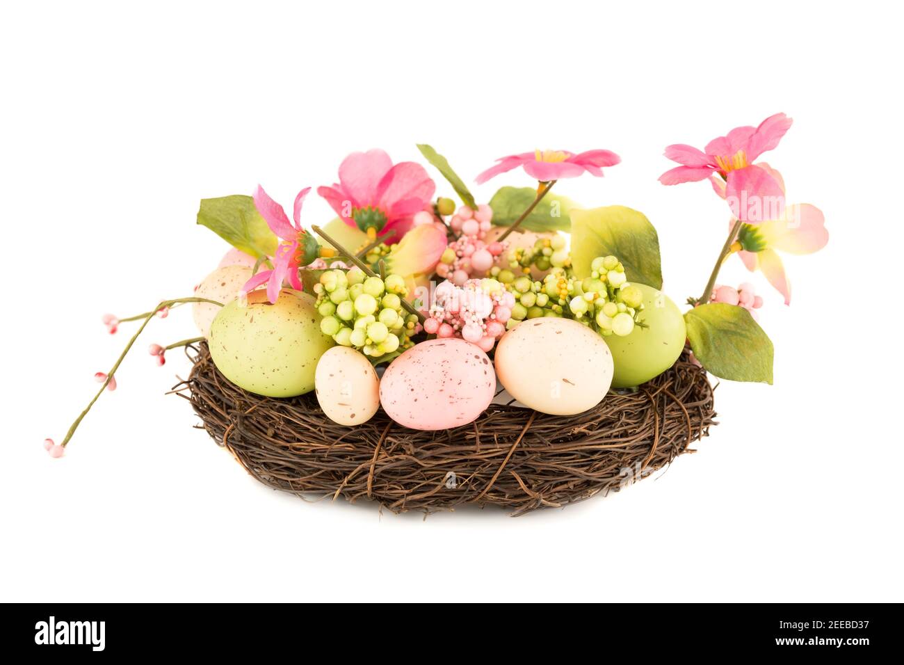 Pasqua uova colorate e fiori isolati su sfondo bianco. Foto Stock