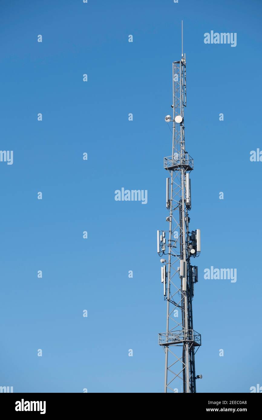 Parte superiore di una torre di trasmissione per radio e televisione a. cielo blu Foto Stock