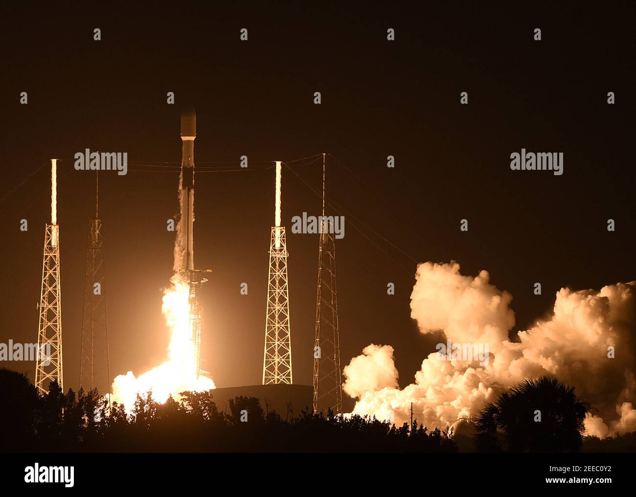 Cape Canaveral, Stati Uniti. 15 Feb 2021. Un razzo SpaceX Falcon 9 che porta il 19° lotto di circa 60 satelliti Starlink viene lanciato dal pad 40 presso la Stazione spaziale Cape Canaveral. I satelliti fanno parte di una costellazione progettata per fornire un servizio Internet a banda larga in tutto il mondo. Credit: SOPA Images Limited/Alamy Live News Foto Stock