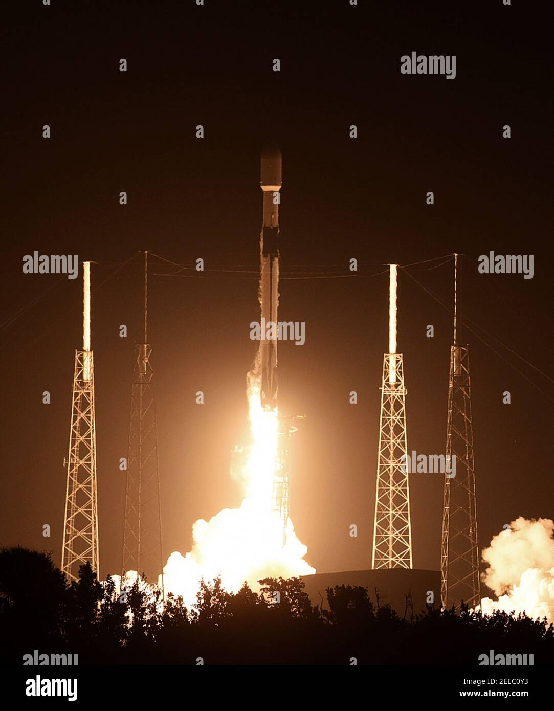 Cape Canaveral, Stati Uniti. 15 Feb 2021. Un razzo SpaceX Falcon 9 che porta il 19° lotto di circa 60 satelliti Starlink viene lanciato dal pad 40 presso la Stazione spaziale Cape Canaveral. I satelliti fanno parte di una costellazione progettata per fornire un servizio Internet a banda larga in tutto il mondo. Credit: SOPA Images Limited/Alamy Live News Foto Stock