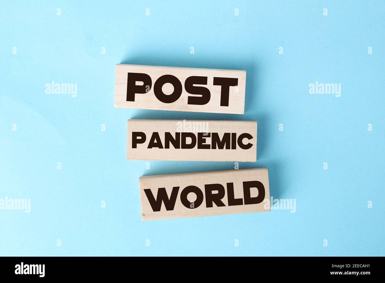 Blocchi di legno con parole mondo post-pandemico. Nuovo concetto sociale e commerciale normale Foto Stock