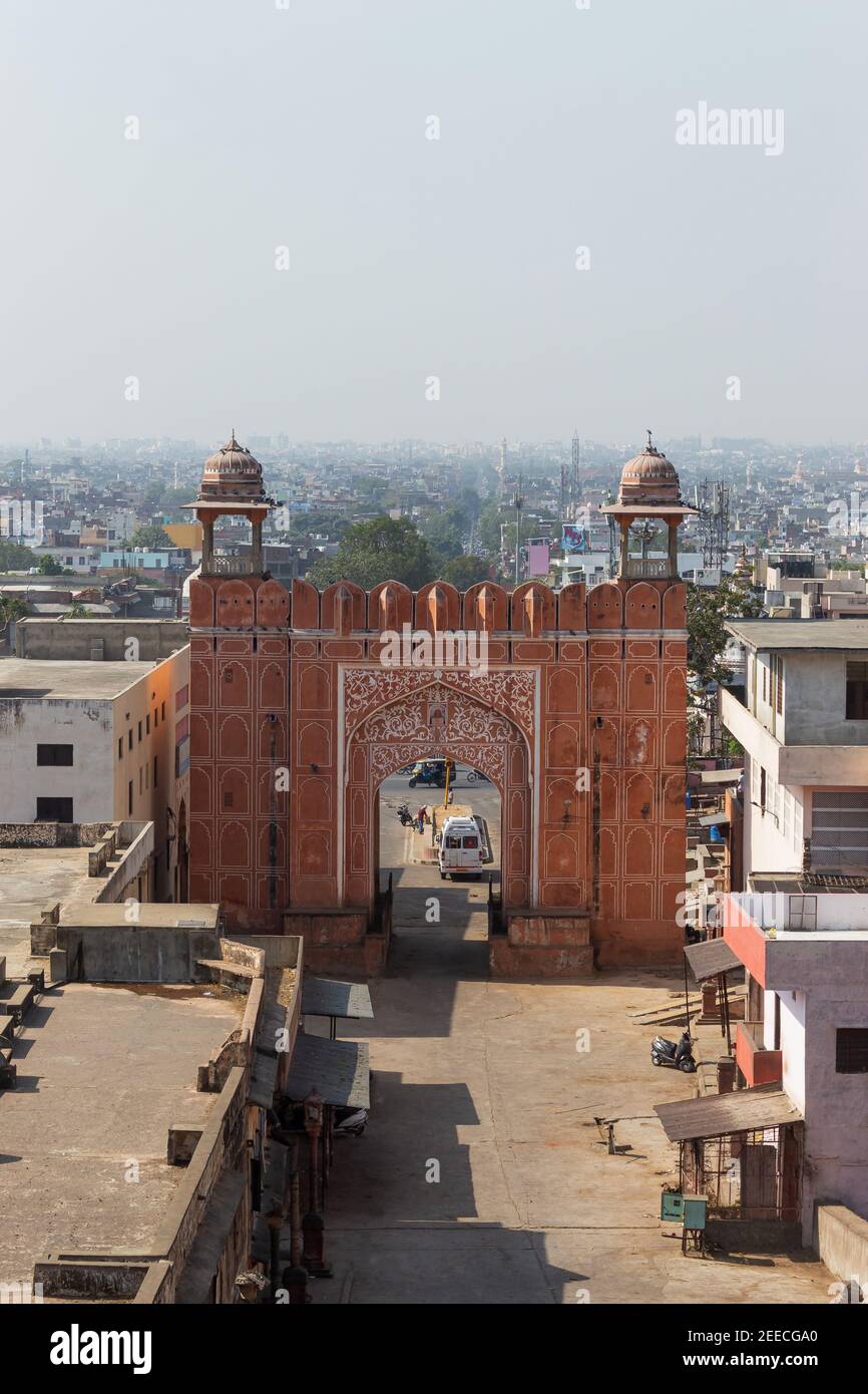 Suraj pol o Sun Gate. Forma la porta d'ingresso al famoso tempio del sole costruito da Sawai Jai Singh e più avanti verso Galta Ji. Jaipur, Rajasthan, India. Foto Stock
