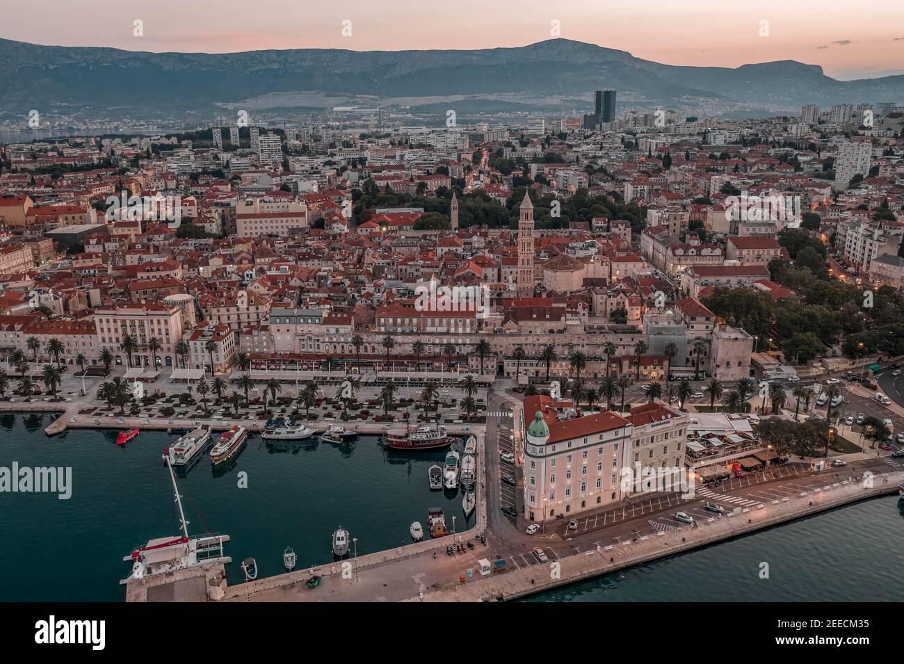 Foto in drone aereo del Palazzo di Diocleziano nella città vecchia di Spalato Con via riva vuota befor alba in mattina in Croazia Foto Stock