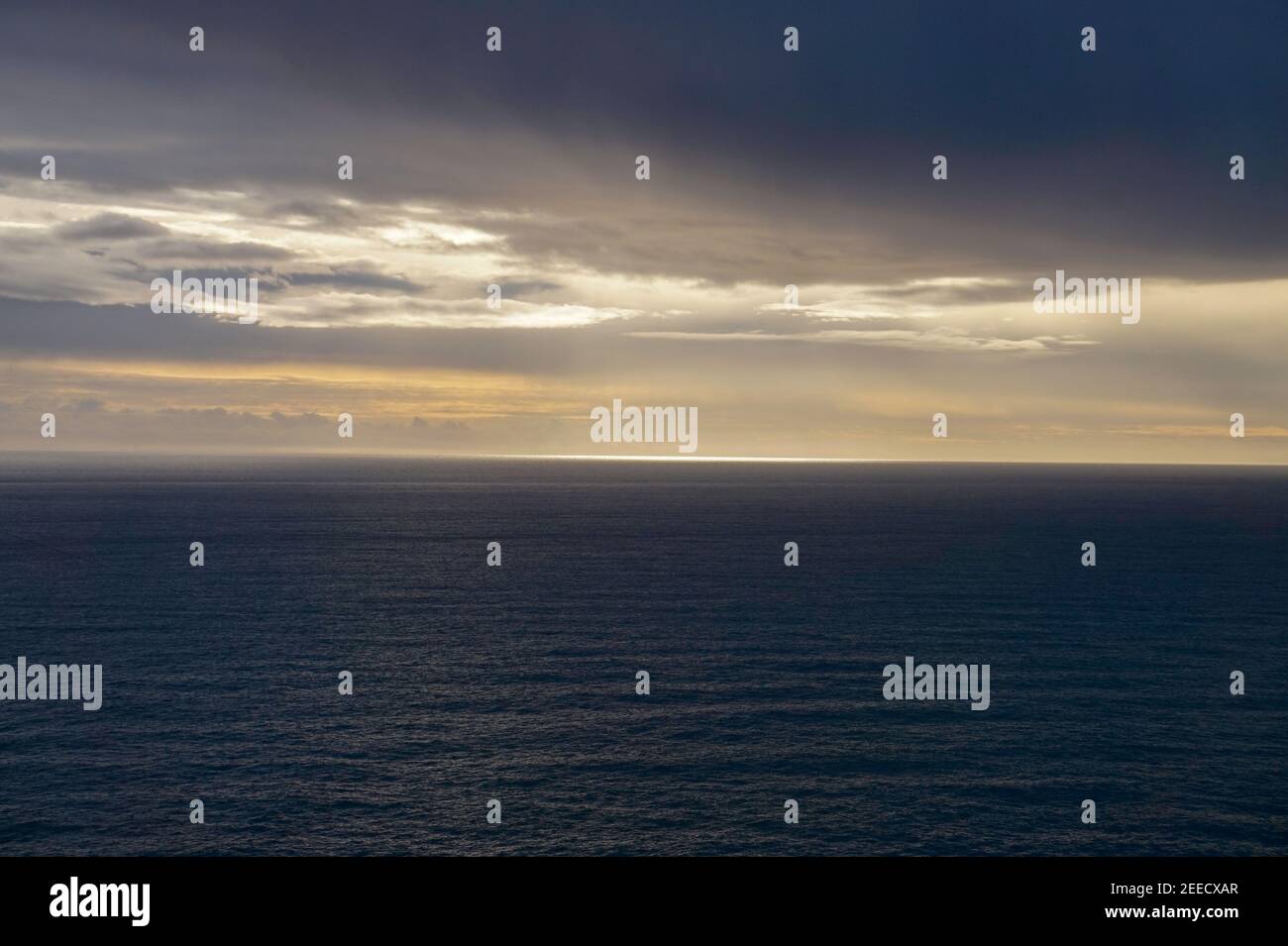 Nuvole multistrato sull'oceano, guardando da Dyrholaey in Islanda Foto Stock