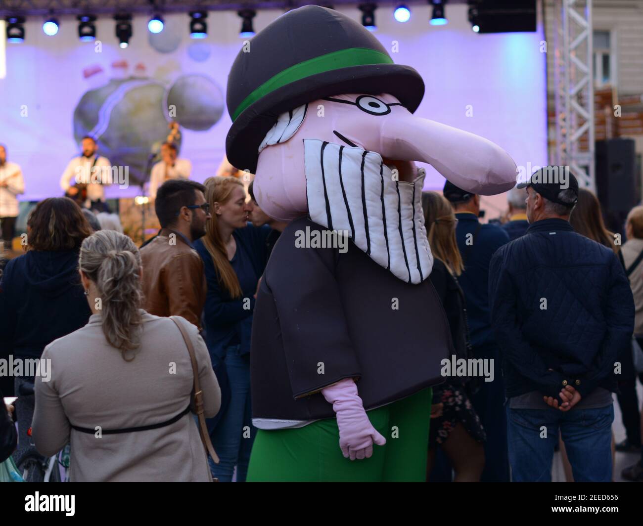 Zagabria, Croazia – 23 settembre 2019: Una mascotte del professor Balthazar, un personaggio della serie televisiva animata croata con lo stesso nome. Foto Stock