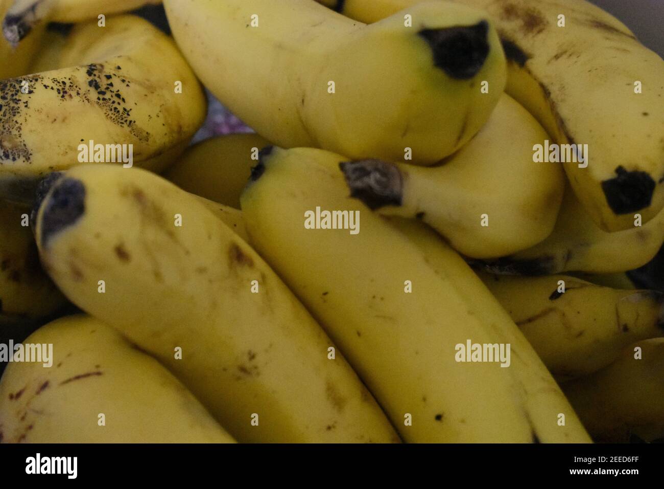 una pila di banane cavendish mature/supermature Foto Stock