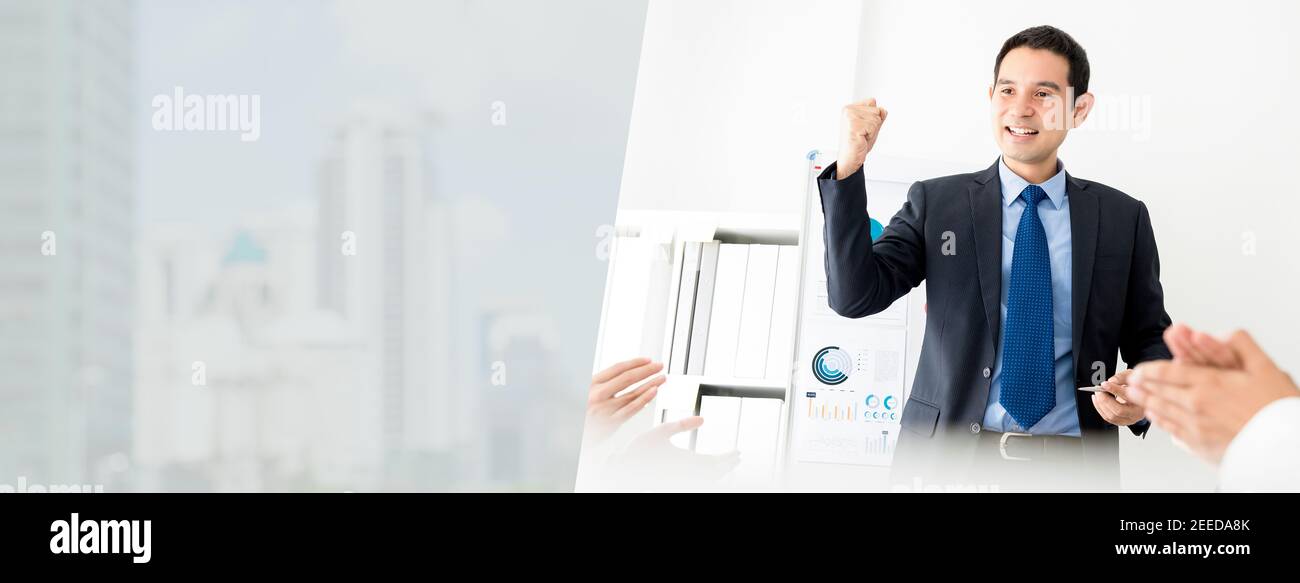 Bel leader asiatico di imprenditori durante una riunione di successo con il potere di i suoi colleghi - banner web panoramico con spazio di copia Foto Stock