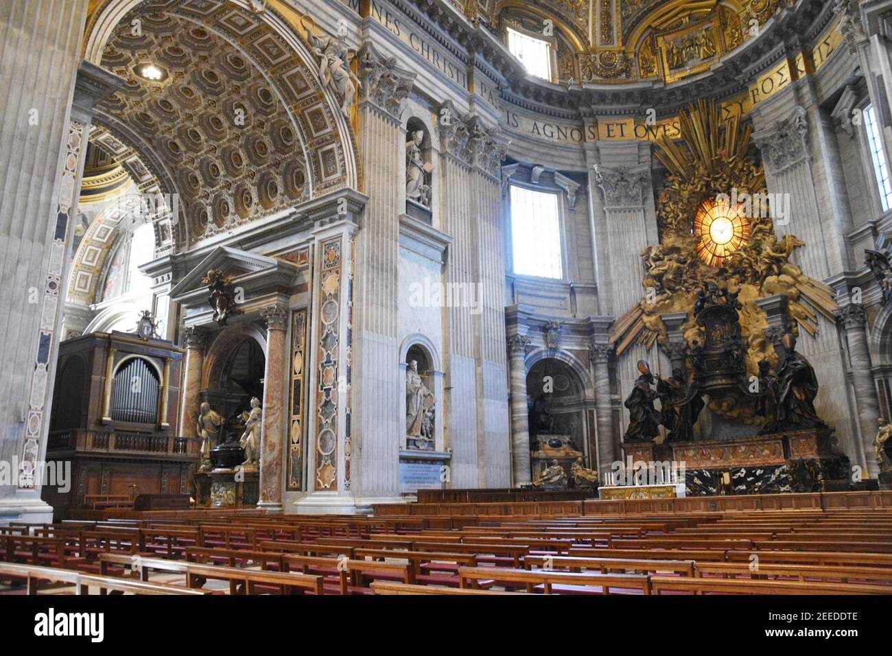 Cattedrale Petri, altare della Cattedra di San Pietro, di Bernini, 1666. Basilica di San Pietro, il Vaticano. Questo grandioso monumento scultoreo è stato creato Foto Stock
