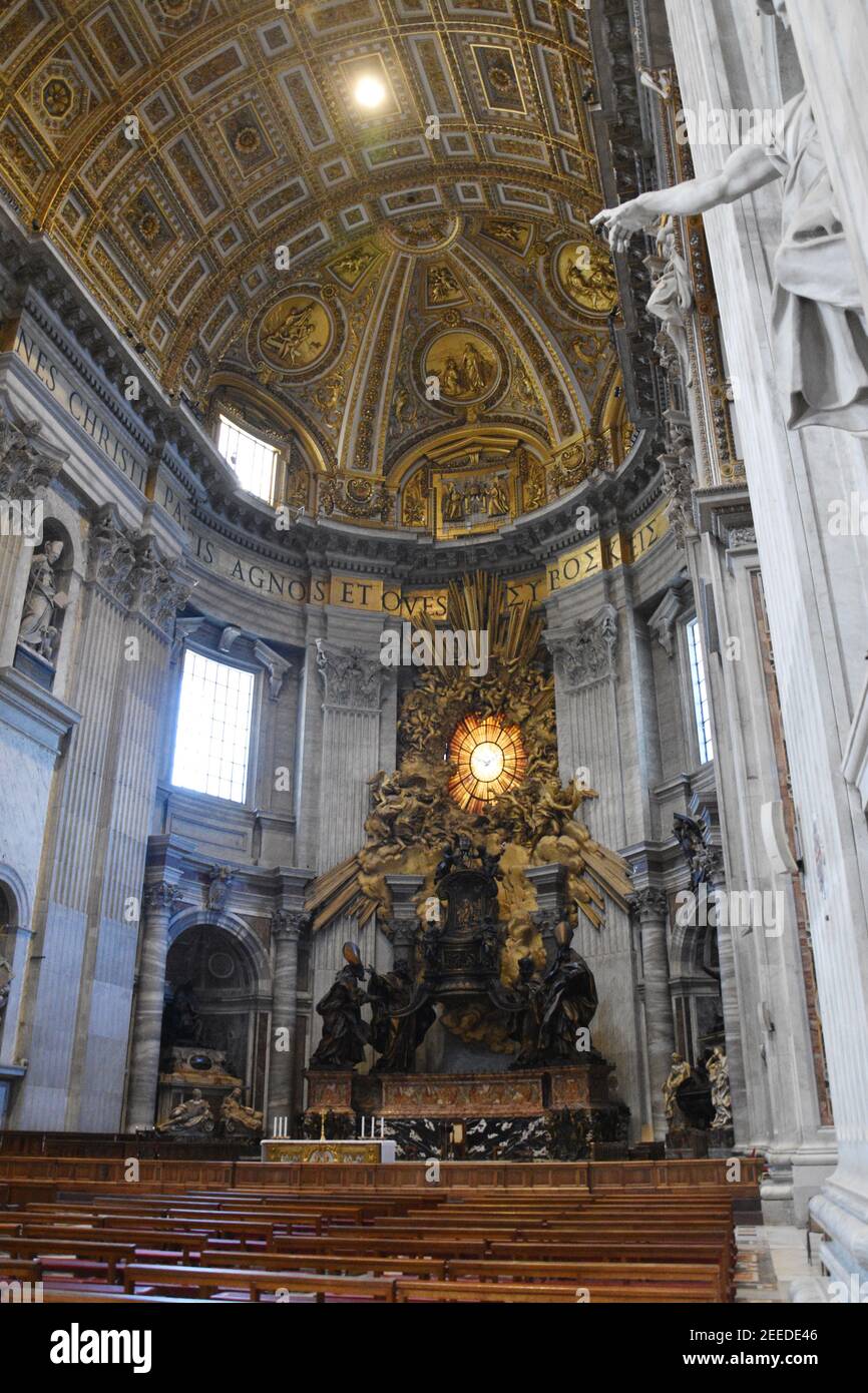 Cattedrale Petri, altare della Cattedra di San Pietro, di Bernini, 1666. Basilica di San Pietro, il Vaticano. Questo grandioso monumento scultoreo è stato creato Foto Stock