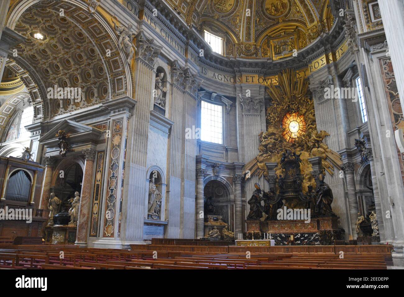 Cattedrale Petri, altare della Cattedra di San Pietro, di Bernini, 1666. Basilica di San Pietro, il Vaticano. Questo grandioso monumento scultoreo è stato creato Foto Stock