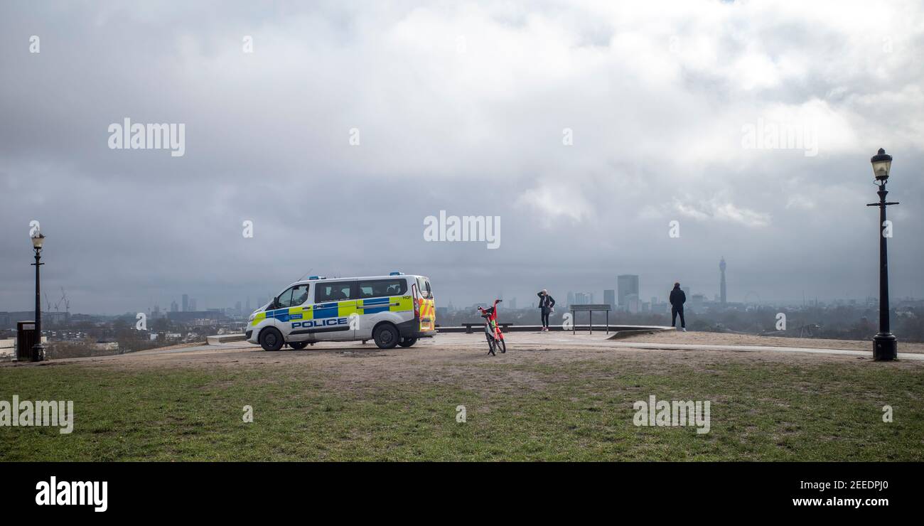 Lockdown London: Un pulmino di polizia controlla i visitatori del popolare punto di vista di Primrose Hill a Londra durante la pandemia a Londra Foto Stock