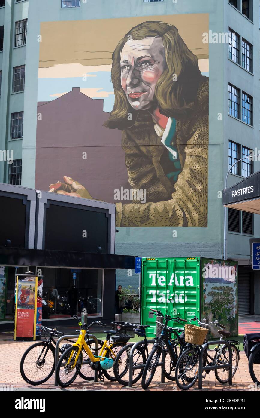 Murale di Frances Hodgkins, artista, 1869 – 1947, in Bond Street, Wellington, Isola del Nord, Nuova Zelanda Foto Stock