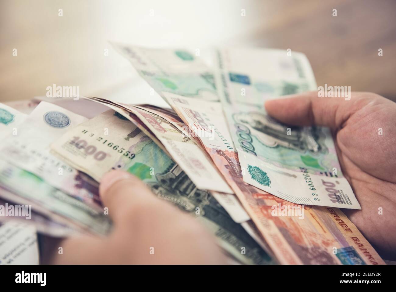 Uomo d'affari che conta soldi, valuta rubla russa, al suo banco di lavoro - concetti finanziari e ricchi Foto Stock
