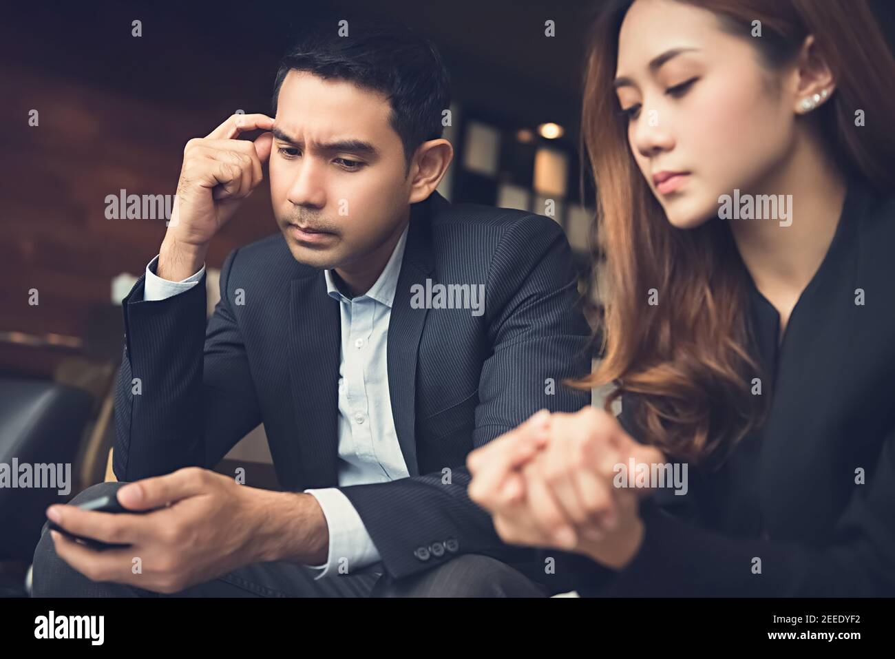 La giovane coppia asiatica si stressò e si deluse dopo un colloquio di lavoro in caffetteria Foto Stock