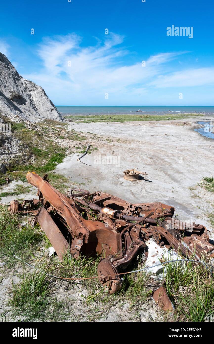 Resti di auto abbandonate, Lake Ferry, Wairarapa, Isola del Nord, Nuova Zelanda Foto Stock