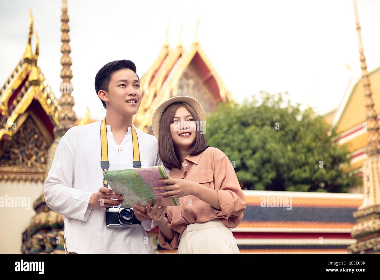 Coppie asiatiche turisti in visita al tempio tailandese, Wat Pho, a Bangkok in Thailandia durante le vacanze estive Foto Stock